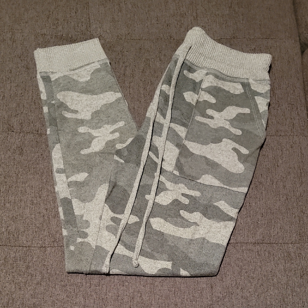 Maternity Sweatpant Jogger With Pockets Camo Sz. S(4-6)